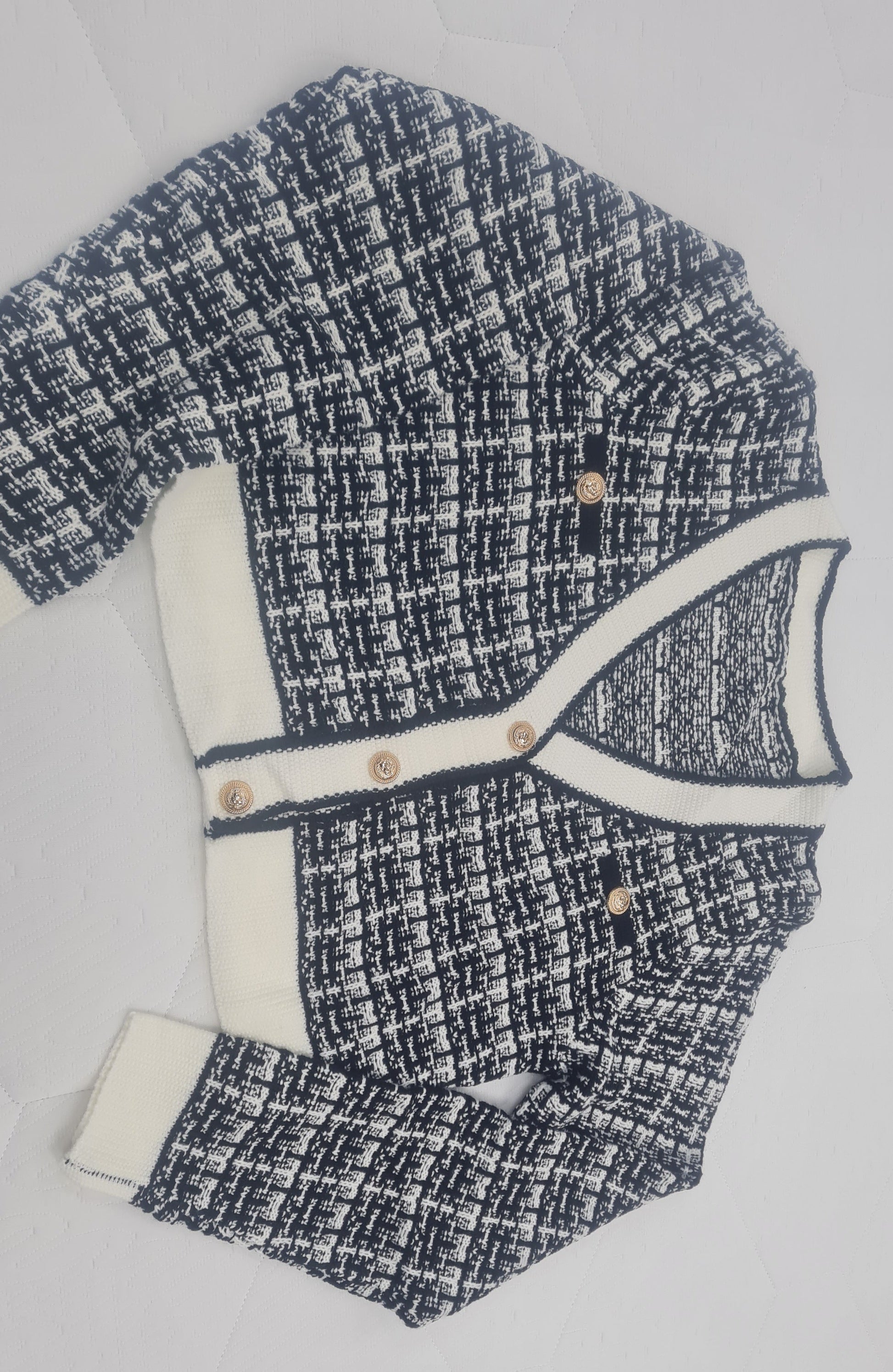 Women's plaid cardigan with contrast trim and long sleeves, suitable for spring and autumn.
