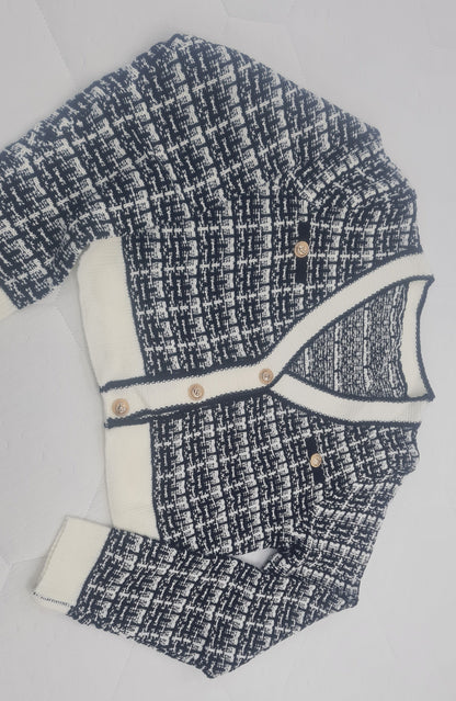 Women's plaid cardigan with contrast trim and long sleeves, suitable for spring and autumn.