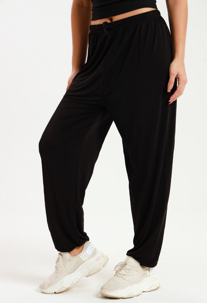 Casual black harem wide-leg pants with elastic waistband.