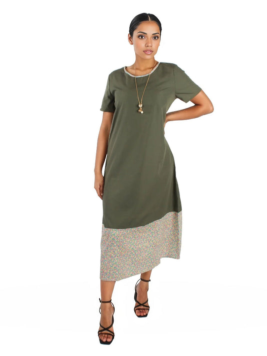 Woman wearing a casual long floral binding dress with round neck and short sleeves made of polyester