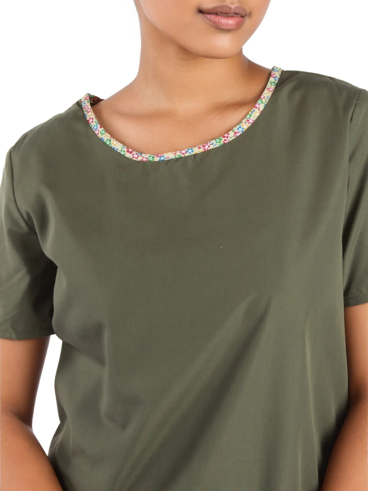 Casual floral binding dress with round neck and short sleeves in polyester fabric